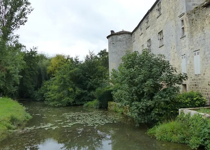 Les Hirondelles فورسيس